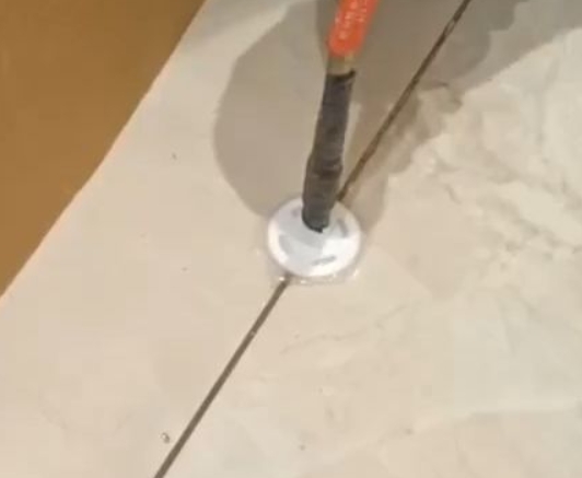 宝鸡瓷砖空鼓维修公司专业解答瓷砖在铺贴过程中，如果没有涂抹均匀到位的粘结材料（如水泥砂浆或瓷砖胶），可能会导致以下问题