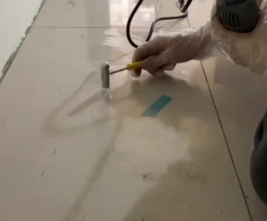 宝鸡瓷砖开裂维修公司专业分享瓷砖在铺贴前如果没有沥干水分，将会导致以下问题