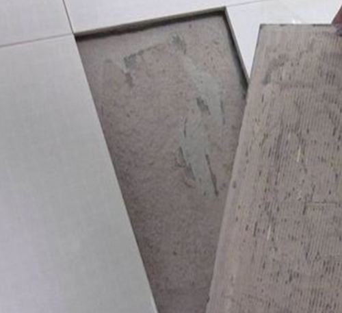 宝鸡瓷砖空鼓维修公司分享瓷砖铺贴时如果打浆（即涂抹在瓷砖背面和基层上的砂浆或瓷砖胶）过少，会带来以下问题